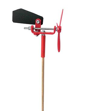 Ein rotes Miniwindrad aus Plastik teilen und Schrauben. Es hat ein schwarzes segel und ist auf einen Holzstaab gesteckt.