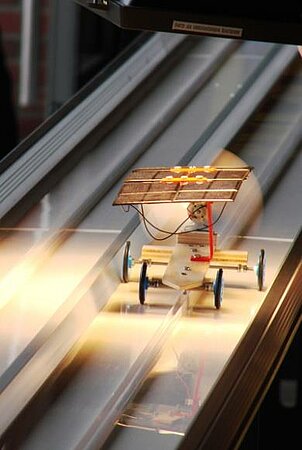 Solarwagen auf Teststrecke